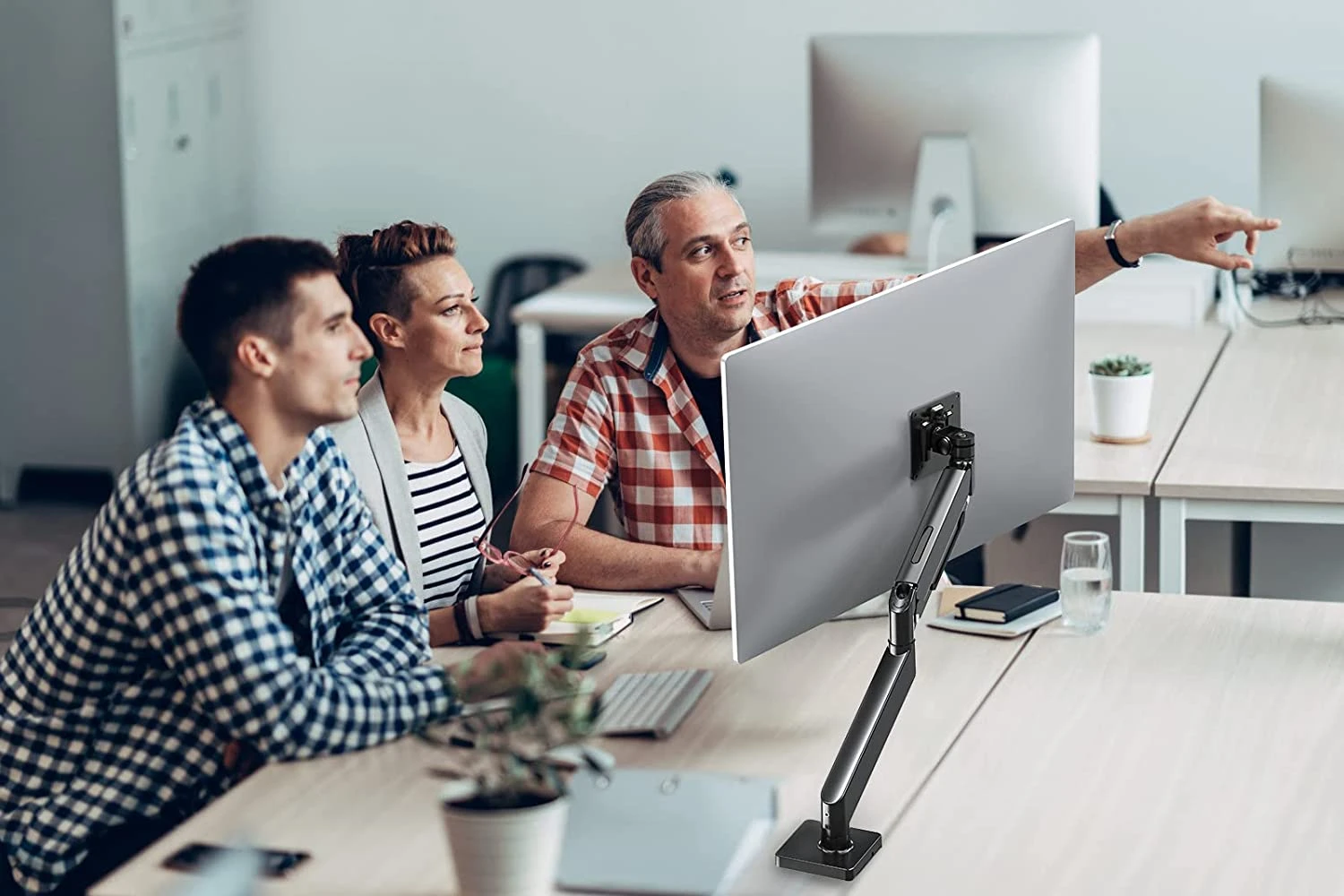 Single Monitor Desk Mount For 22"-42" Monitors MUA7005 4 Single Monitor Desk Mount For 22"-42" Monitors MUA7005 - Image 2