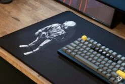 Deskmat Mousepad QwertyKey Astronaut 4mm Stitched Edges(Deskmat Mousepad Qwertykey Astronaut 4mm Margini Cusute) -Mountup Store Deskmat astronaut qwertykey mousepad space2