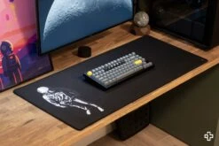 Deskmat Mousepad QwertyKey Astronaut 4mm Stitched Edges(Deskmat Mousepad Qwertykey Astronaut 4mm Margini Cusute) -Mountup Store Deskmat astronaut qwertykey mousepad space4