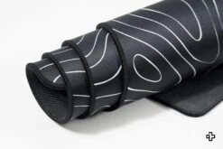 Deskmat Mousepad QwertyKey Topographic Black 4mm Stitched Edges(Deskmat Mousepad Qwertykey Topographic Negru 4mm Margini Cusute) -Mountup Store deskmat astro negru 2